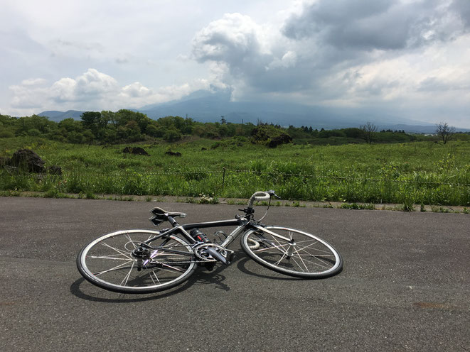 富士をバックに朝霧高原と自転車