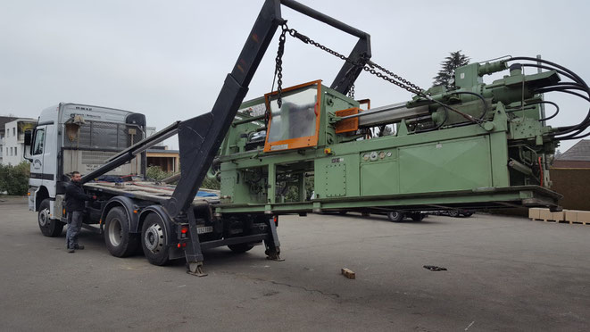Ein weisser Lastwagen von Gerster Recycling steht am Abbruch und der Demontage von Industrieanlagen. Es ist ein Kran mit Greifer und Logo von Gerster Recycling zu sehen. Das Bild zeigt einen Transport und Muldenservice.