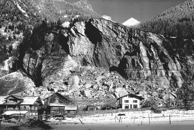 Foto: Fluh mit Schuttkegel nach der Explosion (Foto Hans Lörtscher Frutigen © Kulturgutstiftung Frutigland)