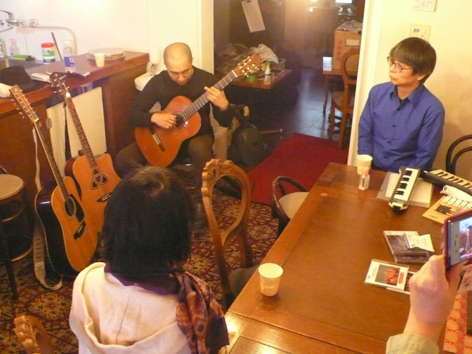 特等席で聴かせてもらいました。実は控室（控え席）だったりして（笑）。  Photo by Ikumi T.
