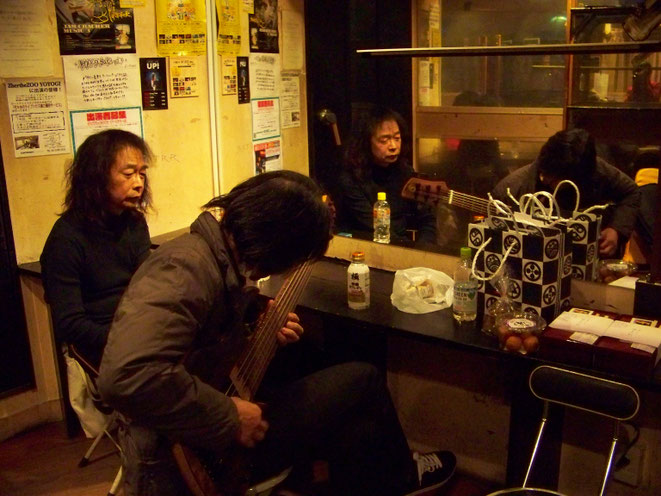 真面目な桜井君は控室でも練習。卓の右端に見えるのが伊藤さんからの差し入れ。その左の丸いのは石畠さんの奥さんからのミニあんドーナツ！　オレの大好物！！