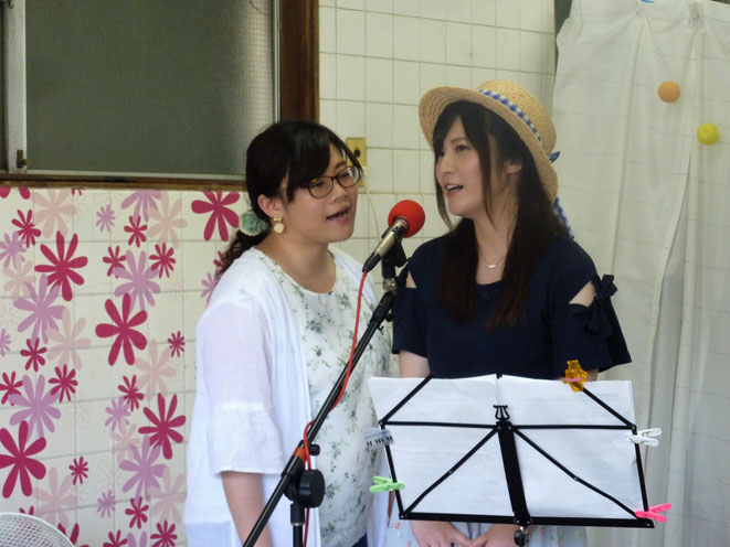 右が姉・明日実（大学時代にサークルでミュージカルを）、左が妹・育実（高校時代、音楽部部長）。カラオケ以外でこういうツーショットは初めてでは？　実は得意曲はRYTHEMの「万華鏡キラキラ」と「ラプンツェル」。    Photo by Keiko T.