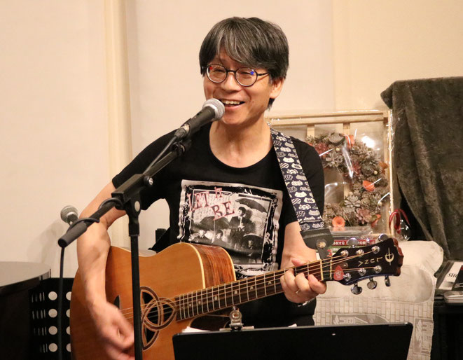 このあと「Let It Be」を歌うのだけど、Tシャツにそう書かれていることにこの時気付いてなかった（笑）。　Photo by Asumi T.
