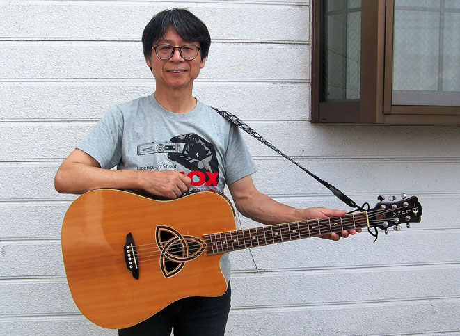 LUNA GUITARSのTRINITY。ミニギター（3/4サイズ）はアマゾンでも販売していますが、このサイズ（ドレッドノート）は日本では多分これしか見当たらない。今のところ。　Photo by Ikumi T.