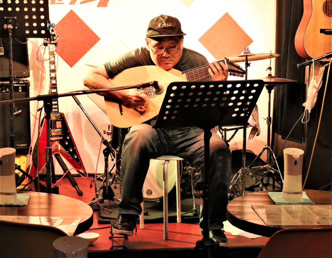 朝倉君のリュート演奏。16世紀に音のタイムトリップ。みんな「音色が素敵」と言っていた。　Photo by Asumi T.