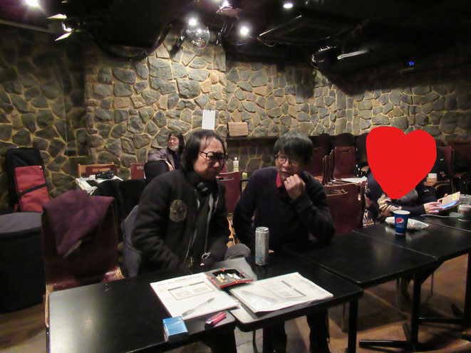 伊藤さんと久しぶりの談話。後ろに小さくマスクの桜井君。　Photo by Y. Yamaguchi