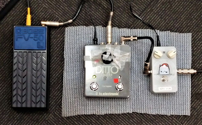 アコギ用。右からBath Time Reverb, Ditto Looper, BOSSのボリュームペダル。敷いているメッシュ地は100均のすべり止めシートです（切り方が雑だ　笑）。⇩写真も同。
