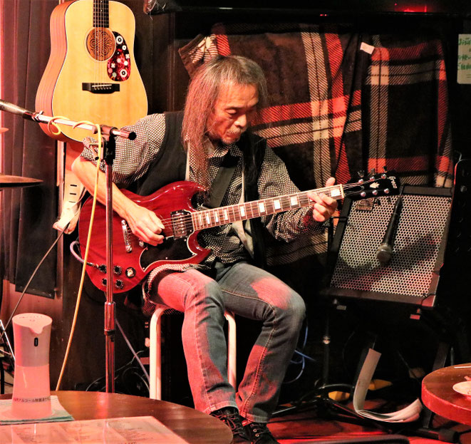 村上君のエレキギターソロ。ルーパーなどを駆使して、声や朗読などが入る、、、プログレだった！！　Photo by Asumi T.