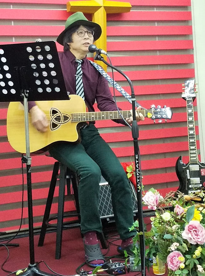 洋服、上から緑、赤、緑で、一応クリスマスカラー、のつもり（笑）。　　Photo by Keiko T.