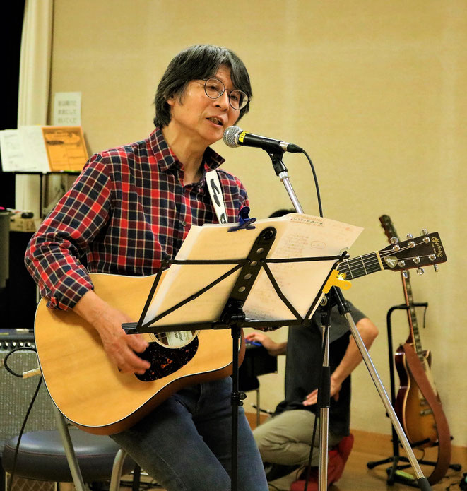 初お目見えのマーチンのギターで。   Photo by Asumi T.
