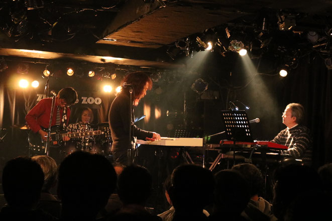 左からオレ、谷本君(Ds)、北山君（Vo,Kbd）、花本君（Kbd）   Photo by Asumi T.