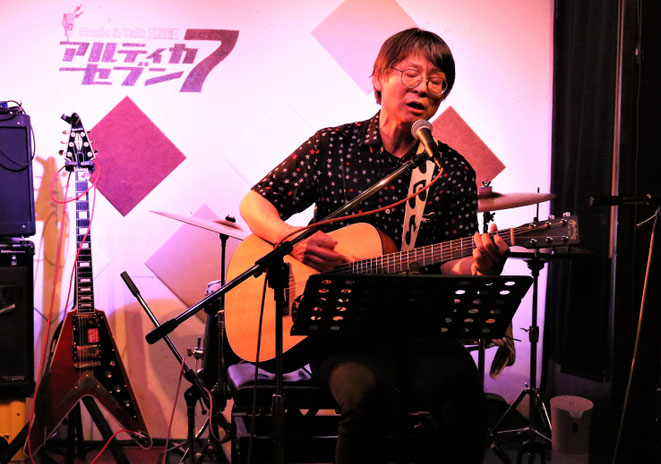 私はオーソドックスに弾き語りで4曲。　Photo by Asumi T.