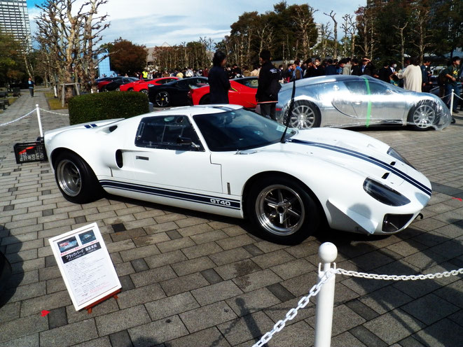 フォードGT40。うーん、スタイリングが完璧。社内のデザイナーなんだろうな。V8 5ℓ。