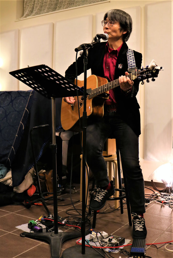 昨年とは異なる黒いカウンターチェア。やっぱり自前（笑）。　　Photo by Asumi T.