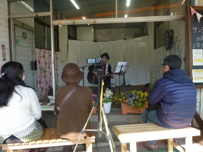 最後まで聴いてくれたオーディエンスは約4人 (^_^;)　　Photo by KeIko T.