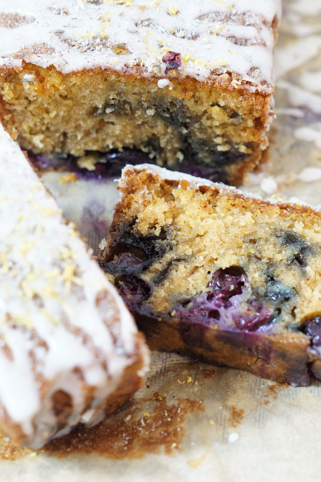 Zitronen-Lavendelkuchen mit Blaubeeren - fraustillerbackt - leckere ...