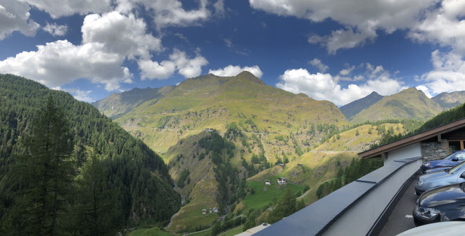 Rund 11 Kilometer liegen noch vor dem Radler, der am Gasthof Schönau pausiert – blöderweise die härtesten Kilometer des Bergs.