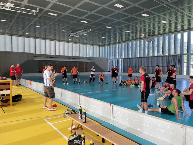 Floorball Nationalteam im WM Trainingslager, Christian Wirz Swiss Olympic Coach, Berufstrainer und Personalcoach erklärt dem Team was zu tun ist.