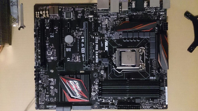 マザーボードにCPU装着