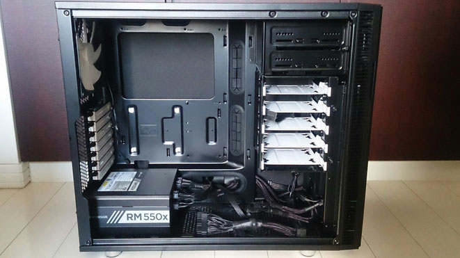 PCケースの中に電源入れる