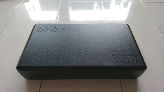 AUKEY  大容量モバイルバッテリー 30000mAh QuickCharge3.0　見た目　裏 PB-T11