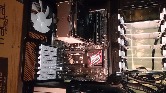 ケースにマザーボード挿入