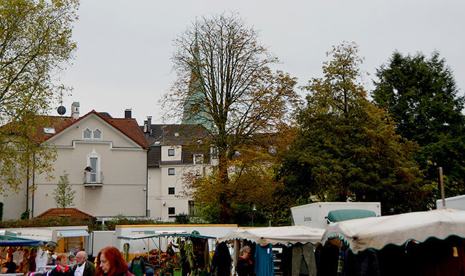 Sozusagen „im Schatten des Kirchturms“ – Hier auf dem ehemaligen Hindenburgplatz hat der Walder Markt schon seit langem sein Zuhause. Denn auch Bushaltestellen sind nur kurze Wege davon entfernt.