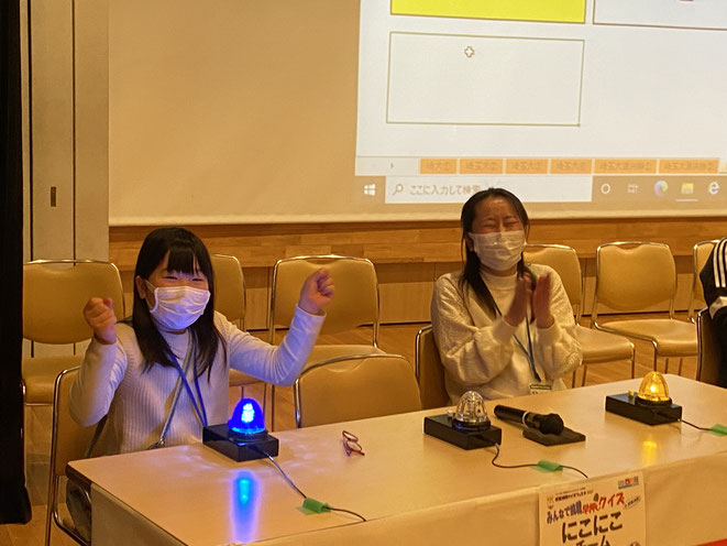 埼玉大学企画「親子クイズ選手権」で優勝した「にこにこチーム」のお二人。「小学生得点2倍」を生かした嬉しい勝利でした！