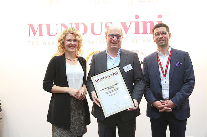 Janina Huhn, Deutsche Weinkönigin, Ulrich Allendorf und Christian Wolf, Mundus Vini. Foto: Mundus Vini / Fotograf: Sascha Kreklau