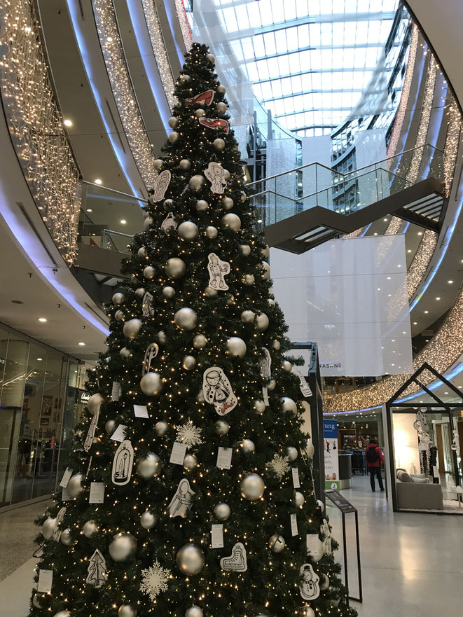 Weihnachtsbaum im Stilwerk Silwerk内のクリスマス・ツリー