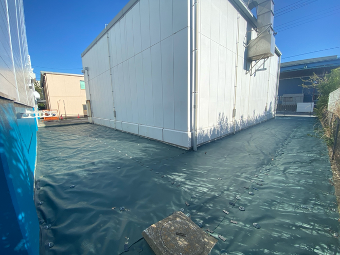 千葉県浦安市 大手物流センター 複数緑地帯箇所への大規模防草シート施工例