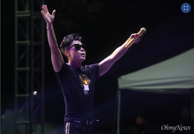 歌手イ・スンファンが2日午後、ソウル市汝矣島広場近くで開かれた「第12回公捜処設置、検察改革ヨイドろうそく文化祭」に参加してクールな公演を披露している。ⓒユソンホ