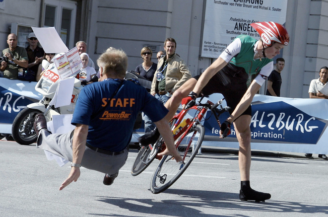Bei der Straßen-WM in Salzburg kollidiert der noch für Kenia startende Chris Froome im Zeitfahren der U23 mit einem Offiziellen.