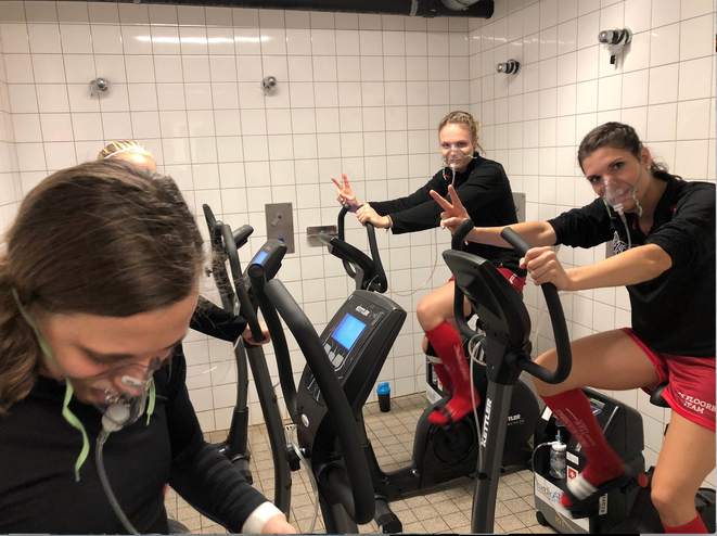 Unihockey Nationalmannschaft in der Regeneration an der WM mit Sauerstoff um das Laktat schneller aus den Muskeln zu bringen