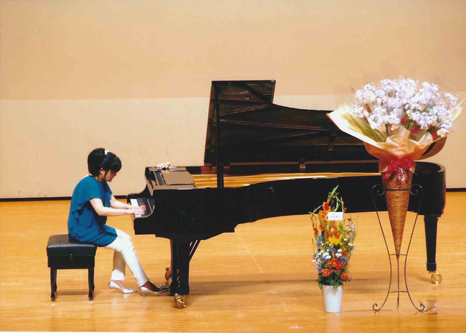 2015年4月に平塚中央公民館で行われた永井ピアノ教室発表会の永井美果による講師演奏、ショパン作曲、革命を弾いている写真