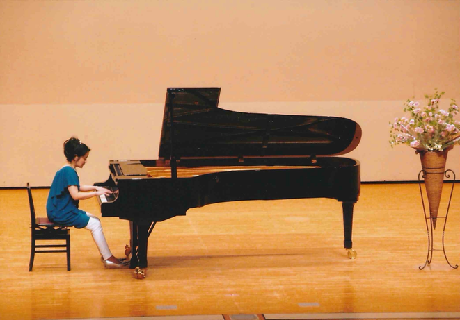 2018年4月に平塚中央公民館で行われた永井ピアノ教室発表会の永井美果による講師演奏、ショパン作曲、エオリアンハープを弾いている写真