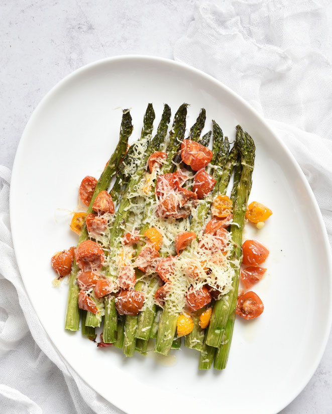 Grüner Spargel aus dem Airfryer mit Parmesan und Tomaten