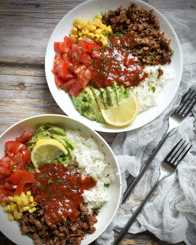 mexikanische Reis Bowl, kindertauglich, sortiertes Essen, Reis, Hack, Tomaten, Mais und Salsa Soße, selbst gemacht oder der Dip aus der Chipsabteilung, einfach und lecker, Thermomix