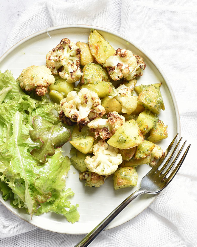 Backkartoffeln mit geröstetem Blumenkohl und sommerlichem Basilikum Pesto