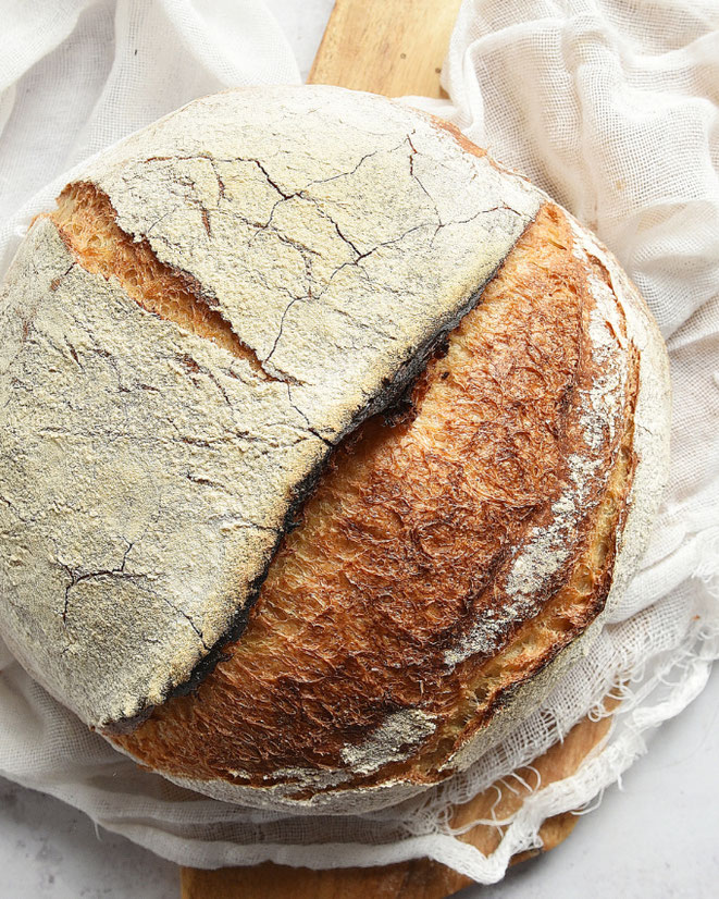 Aroma Kruste, Brot mit nur 1 g Hefe und im Topf gebacken mit Sauerteigaroma, Beitrag enthält Werbung