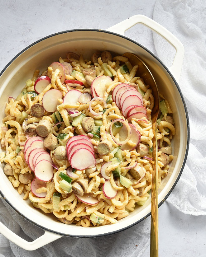 Spätzle Bratwurst Salat mit Radieschen und Gurken zu Senf-Balsamico-Joghurt Dressing, Nudelsalat mal anders, Thermomix