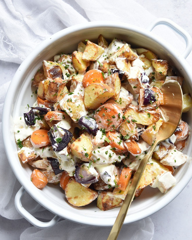 Backkartoffeln und Möhren aus dem Airfryer mit roten Zwiebeln vermischt mit Joghurt Honig Senf Dressing