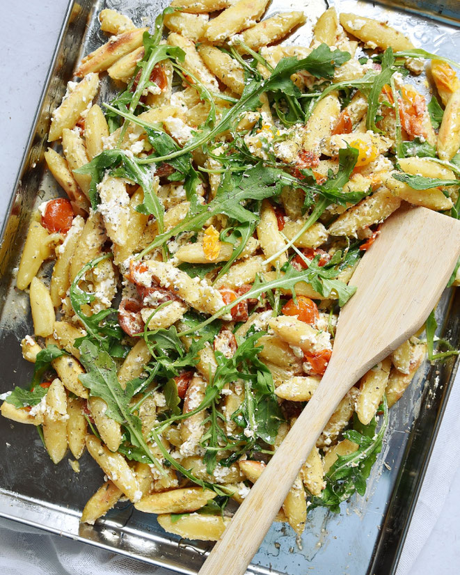 Schupfnudel Blech mit Honig Thymian Feta Tomaten und Rucola, sommerliches Rezept