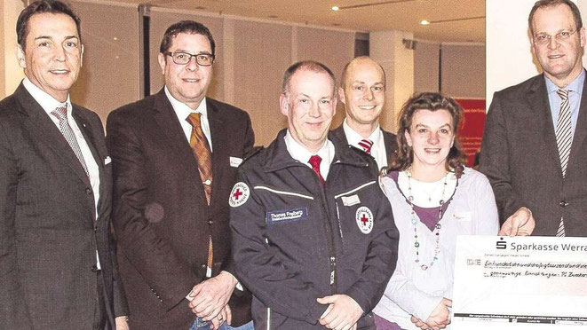 Große Freude: (von links) Sparkassen-Vorstand Frank Nickel, Steven Renner vom Verein Lebensqualität, Thomas Freiberg vom DRK Hessisch Lichtenau, Sparkassen-Vorstand Marc Semmel, Anja Steidl vom Tierschutzverein Werratal, Landrat Stefan Reuß und Helmut Ber