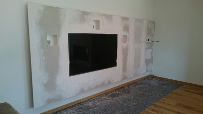 TV-Wand mit Aussparungen für Lautsprecher