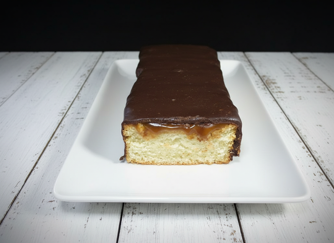 Twix-Kuchen selbst gemacht aus hellem Rührkuchen mit Karamellsoße und Schokoladenglasur aus dem Thermomix, vegan