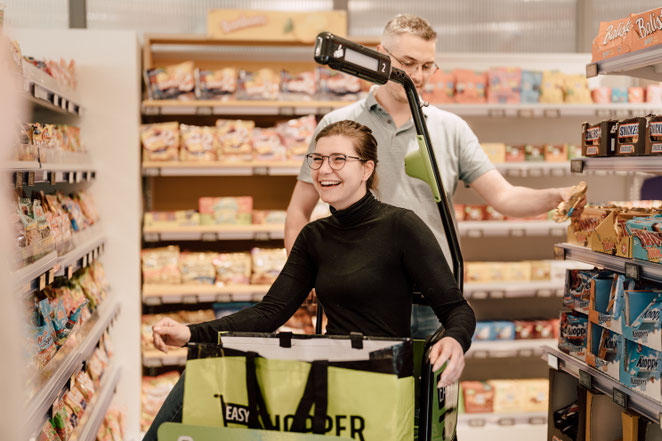 Studierende testen Einkaufen mit einem Selfscanning-Einkaufswagen.