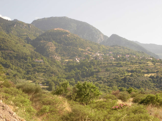 Le village d'Ypati, actuelle Hypata, sur les contreforts du Mont Oeta (photo de l'auteur, juin 2015)