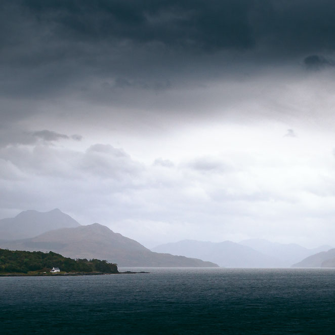 Die Landschaft Loch Hourn auf der Isle of Skye in Schottland bei diesigem Wetter