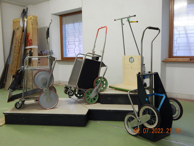 in questa foto potete notare in primo piano tre modelli di saliscale - Scricciolo - e dietro contro la parete il primo modello  Dondolino .